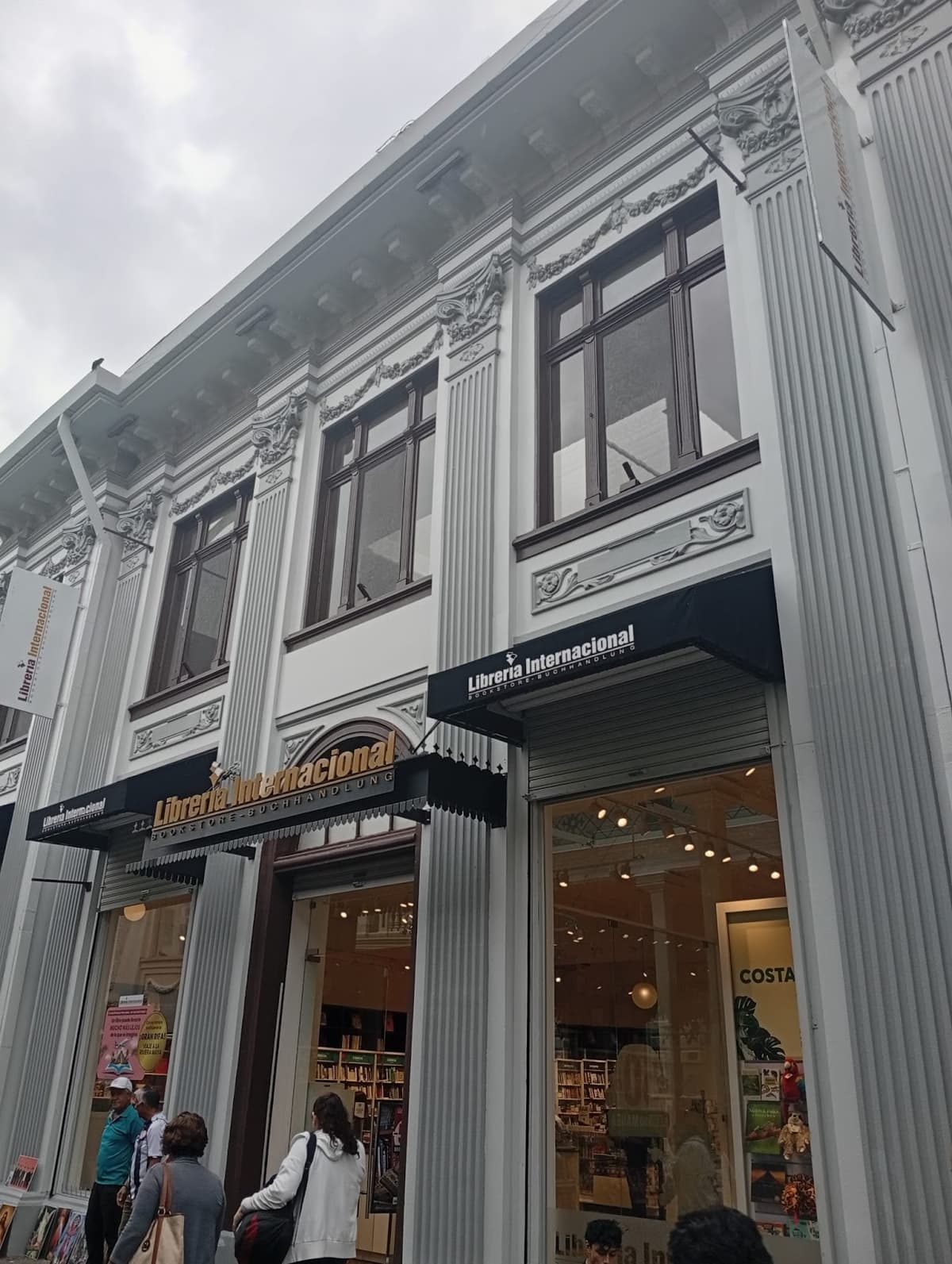 Libreria Internacional, Avenida Central