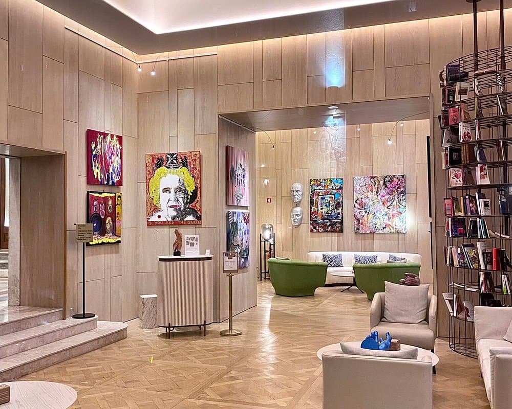 Associacao Arca Gallery - Espaco de exposicoes "Art Gallery The One"