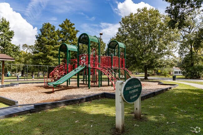 Hull Park Pavilion And Playground — photo 1 of 6
