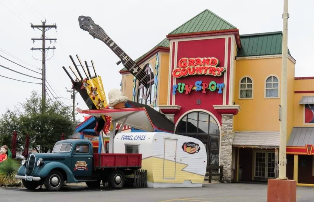 Grand Country Fun Spot — photo 1 of 6