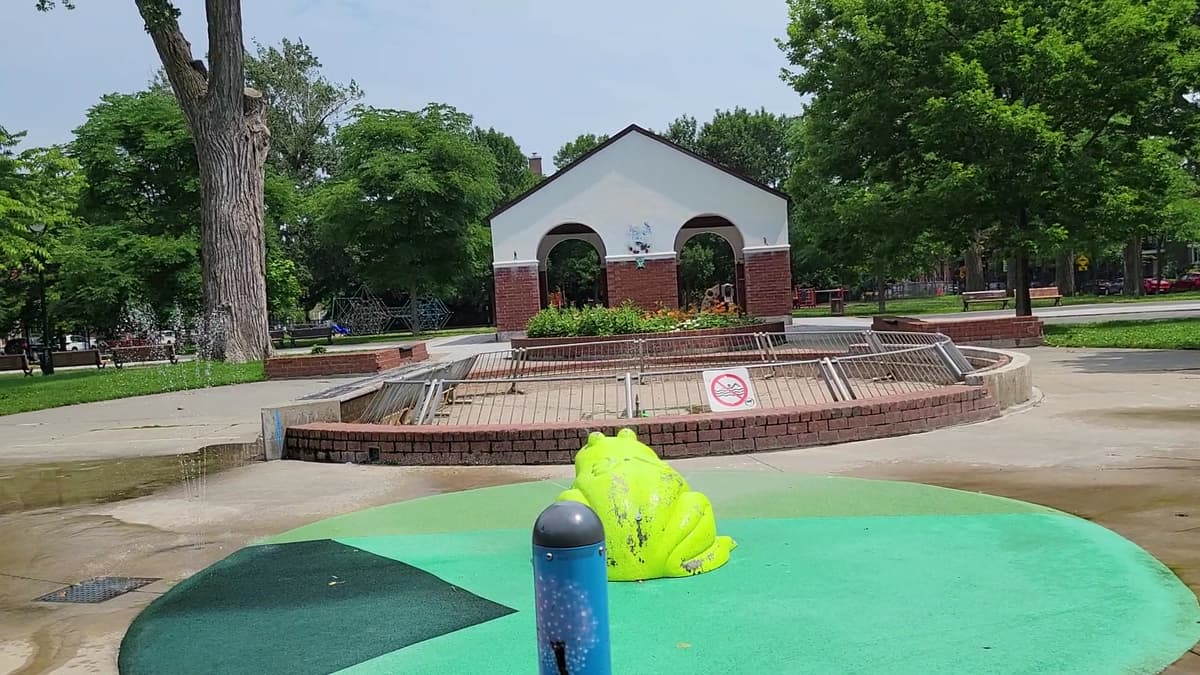 Aquatic complex at Jean-Drapeau Park - play fountains