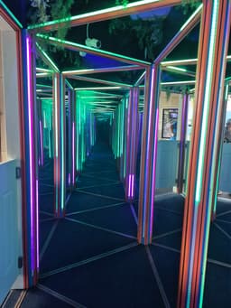 Lost Planet's - Mirror Maze