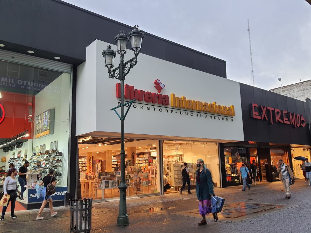 Libreria Internacional, Avenida Central